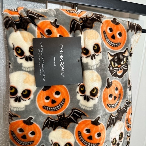 NWT homegoods Cynthia Rowley Vintage style Halloween plush throw blanket - Picture 4 of 4